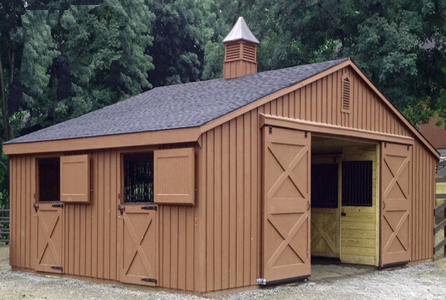 Custom center aisle horse barn builder in Indiana